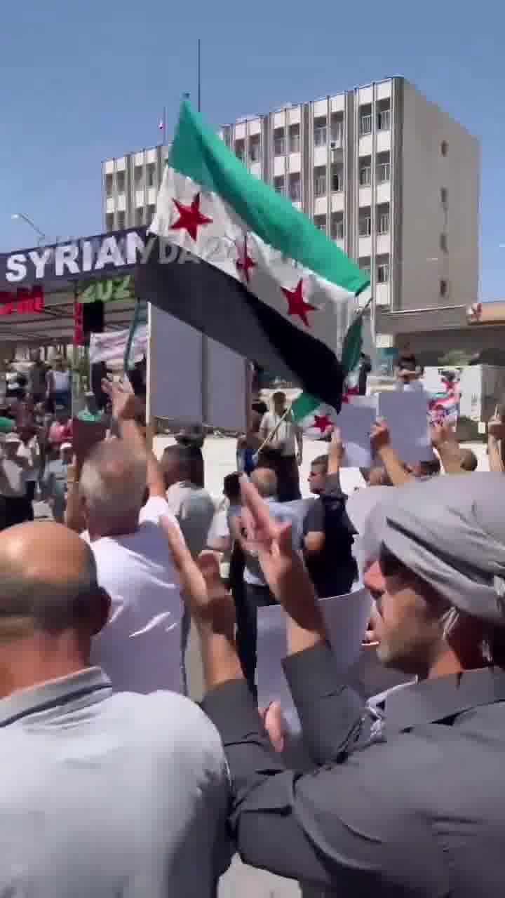 Gobernación de Suwayda, sur de Siria: los sirios se manifiestan por el derrocamiento del dictador Bashar al-Assad y su gobierno, por la libertad, la democracia y la justicia