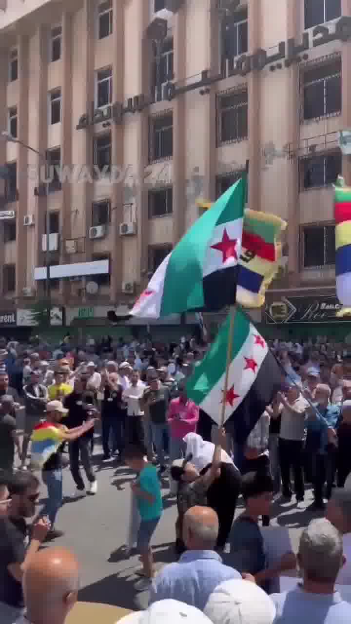 Gobernación de Suwayda, sur de Siria: los sirios se manifiestan por el derrocamiento del dictador Bashar al-Assad y su gobierno, por la libertad, la democracia y la justicia