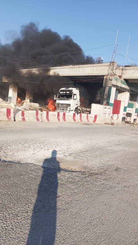 3 Tote und mehrere Verletzte infolge einer Autobombenexplosion am Shatt-Kontrollpunkt in der Stadt Azaz im Umland von Aleppo.