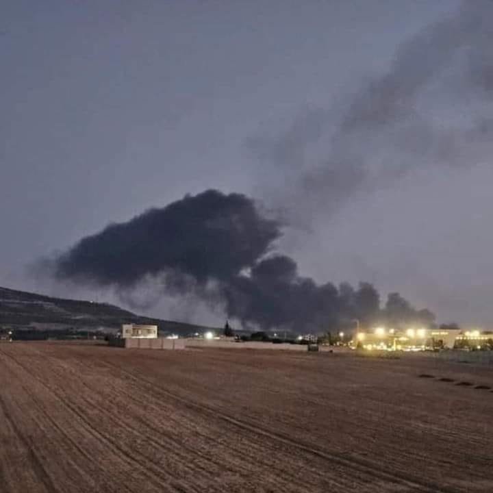 Suriye: İsrail bu gece 4 bölgeyi bombaladı. Batı Humus'taki Um Haratheen bölgesi: muhtemelen bir hava savunma mevzisi. Hama kırsalında 3 saldırı, Güney Dağları'nda 47. Tugay'ı hedef aldı (en büyük patlama, videoya bakın) ve Hattab bölgesi (Hama şehrinin kuzeybatısı)