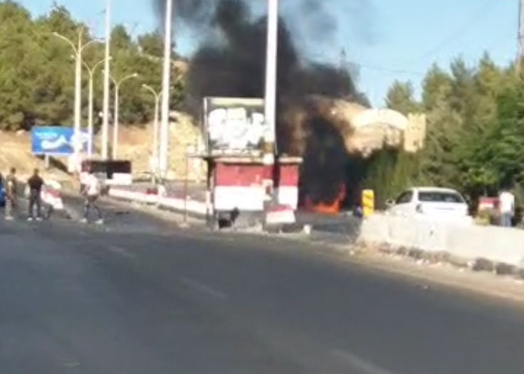 استهداف سيارة من قبل إسرائيل على طريق دمشق بيروت بحسب ما أفادت مصادر محلية