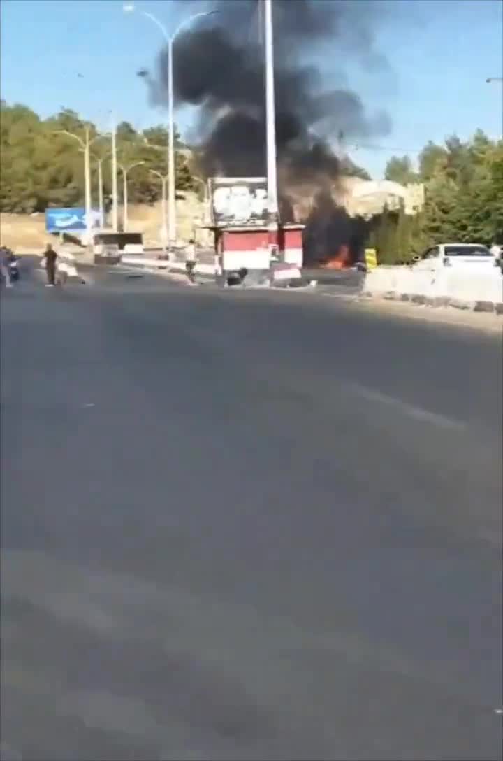 Route Damas-Beyrouth, près du poste militaire/checkpoint d'Al-Zabadani. L'attaque aérienne aurait été menée par un drone israélien et aurait fait des morts