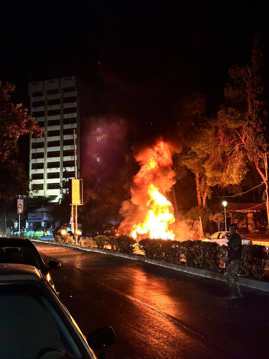 O ataque israelense teve como alvo um alvo em movimento perto do prédio da Companhia de Telecomunicações Síria no bairro de Mazzeh