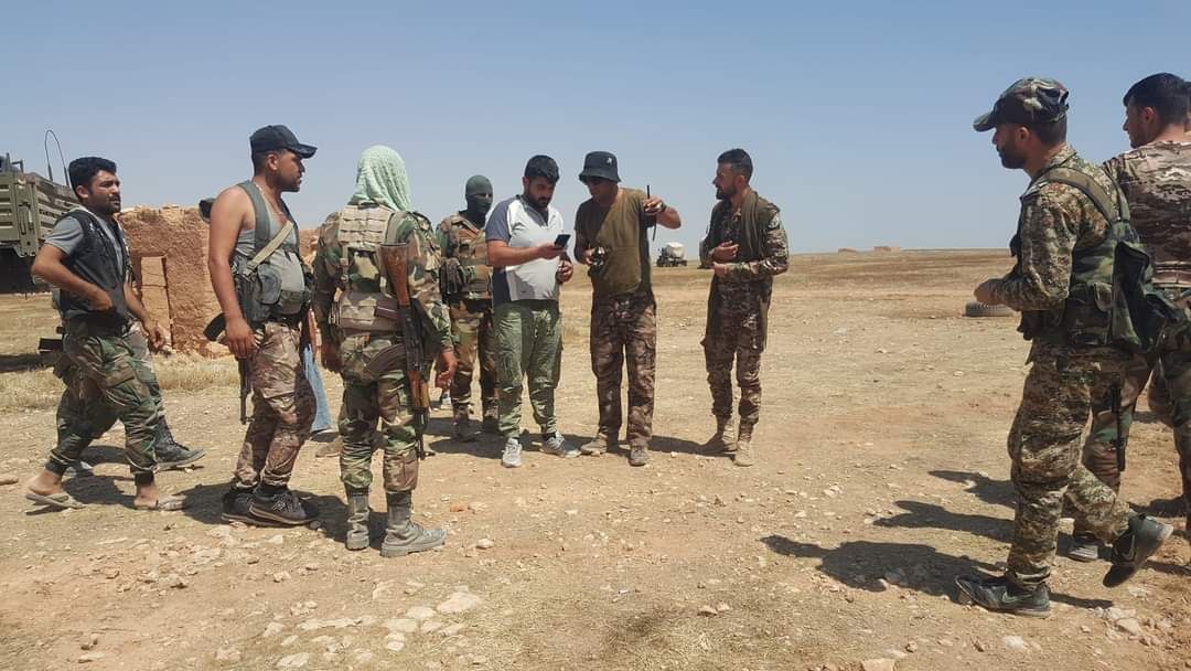 Syrien: Assads Streitkräfte (einschließlich der 25. Division – ehemalige Tiger Forces) drängen mit der Verstärkung in die östliche Provinz Homs, inmitten erwarteter Durchkämmungsoperationen gegen ISIS in der zentralen Wüste (Badia).