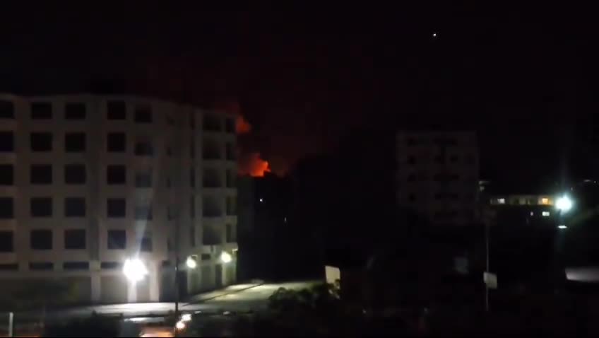 Beelden van raketexplosies in het beoogde magazijn nabij de Russische luchthaven Hmeimim in de stad Jableh op het platteland van Latakia