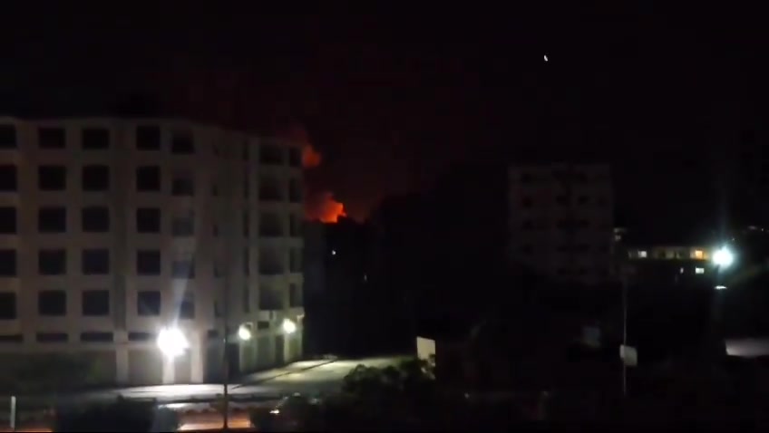 Scènes d'explosions de missiles dans l'entrepôt ciblé près de l'aéroport russe Hmeimim dans la ville de Jableh dans la campagne de Lattaquié