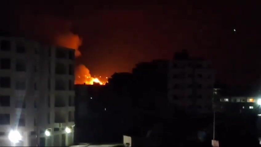 Escenas de explosiones de misiles en el almacén objetivo cerca del aeropuerto ruso Hmeimim en la ciudad de Jableh en el campo de Latakia