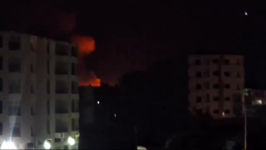 Scènes d'explosions de missiles dans l'entrepôt ciblé près de l'aéroport russe Hmeimim dans la ville de Jableh dans la campagne de Lattaquié