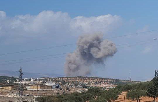 Russische Luftangriffe am Stadtrand von Idlib