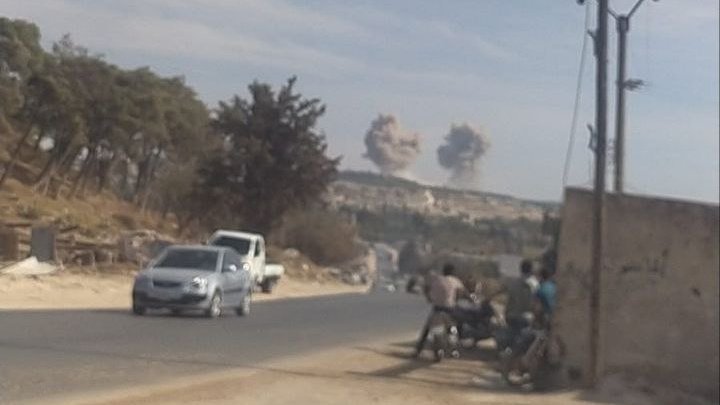 Russische luchtaanvallen op de buitenwijken van de stad Idlib