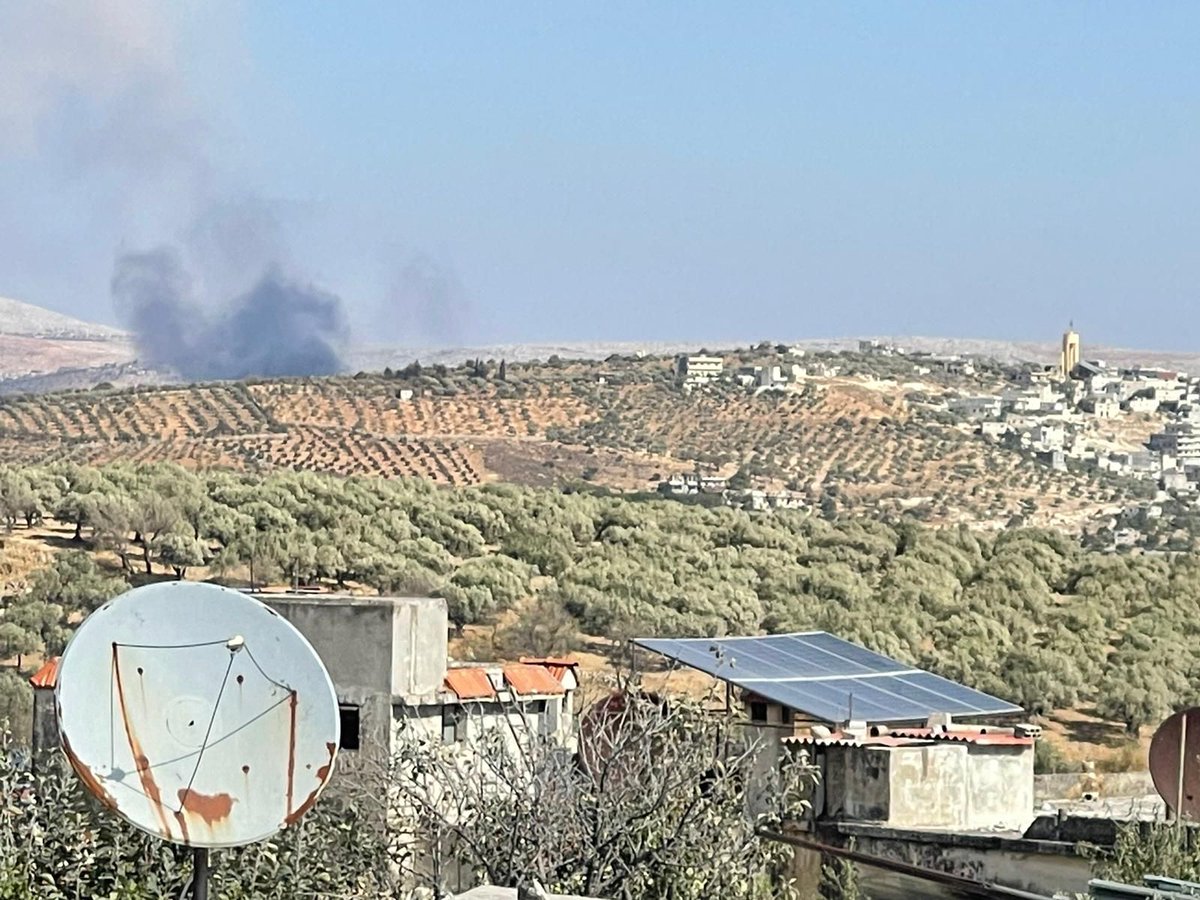 Aviones de guerra rusos reanudan sus ataques aéreos en varios lugares alrededor del área de Ain al-Zarqa en el campo occidental de Idlib.