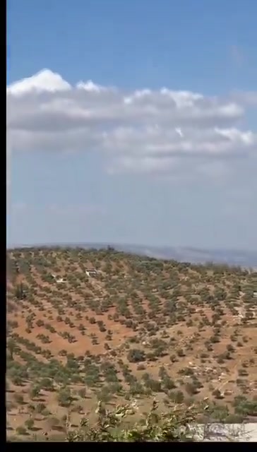 El momento en que la aviación rusa llevó a cabo ataques aéreos contra la central eléctrica de Al-Kilani, en la zona de Ain Al-Zarqa, en la zona rural de Darkoush, al oeste de Idlib, que provocaron heridos civiles, además de llevar a cabo otras incursiones en las afueras de la ciudad de Jisr Al-Shughour.