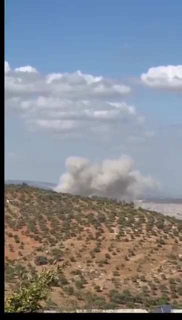 El momento en que la aviación rusa llevó a cabo ataques aéreos contra la central eléctrica de Al-Kilani, en la zona de Ain Al-Zarqa, en la zona rural de Darkoush, al oeste de Idlib, que provocaron heridos civiles, además de llevar a cabo otras incursiones en las afueras de la ciudad de Jisr Al-Shughour.