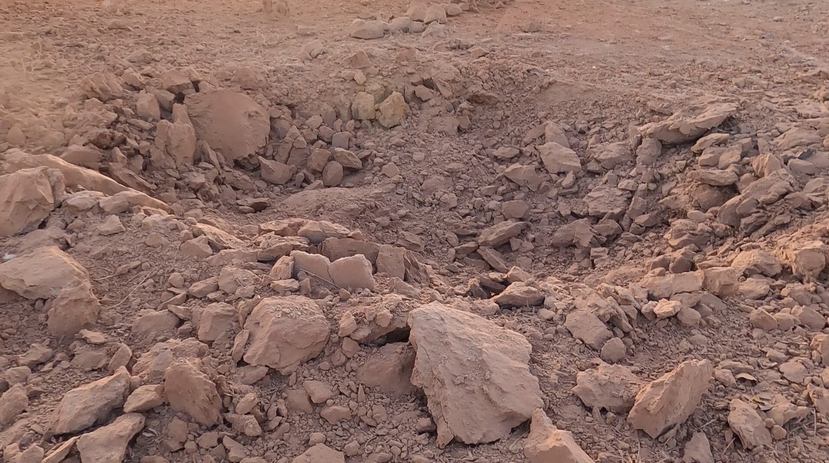 Un ataque aéreo ruso con tres misiles tuvo como objetivo un lugar de colocación de piedras cerca de la aldea de Al-Habbat, al oeste de la ciudad de Maarat Misrin, en la zona rural del norte de Idlib, hoy miércoles 16 de octubre. Nuestros equipos inspeccionaron el lugar y confirmaron que no hubo víctimas y que los daños se limitaron a daños materiales. - Los Cascos Blancos