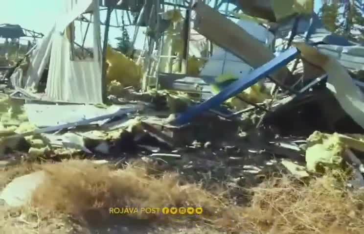 Dün gece Türk yapımı İHA'nın bombalaması sonucu Ayn İsa kentinin batı kırsalında bulunan Kobani sanayi tesisine düzenlenen hava saldırılarından görüntüler