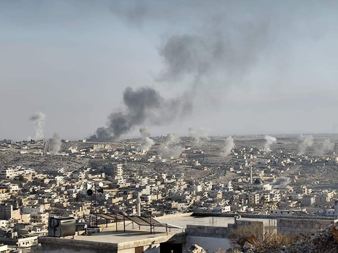 Raketenbeschuss auf die Stadt Darat Izza im Umland von Aleppo, zeitgleich mit russischen Luftangriffen auf die Umgebung der Stadt Atarib, westlich von Aleppo, Nordsyrien.