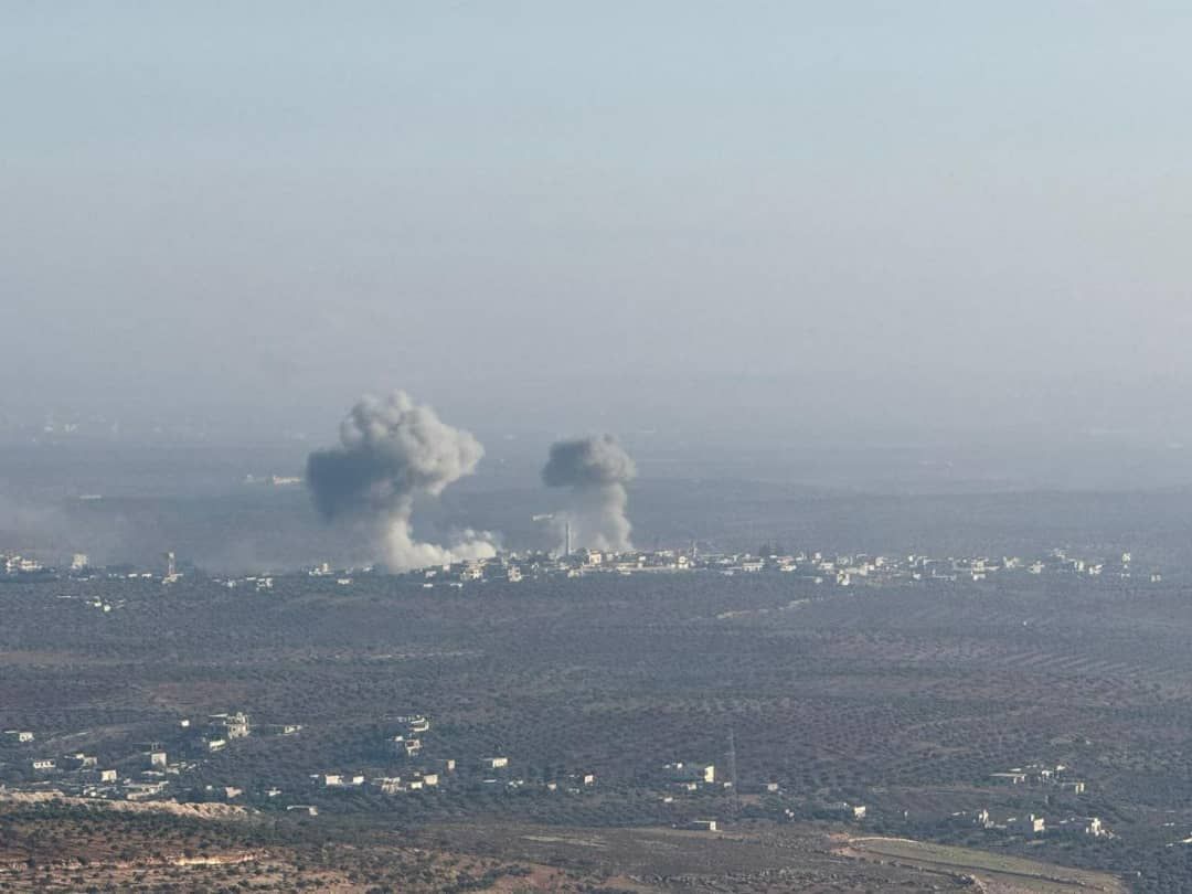 Aviões russos atacaram as aldeias de Majdaliya e Dadikh com mais de dez ataques aéreos violentos, coincidindo com bombardeios contínuos de artilharia e mísseis na zona rural oriental de Idlib