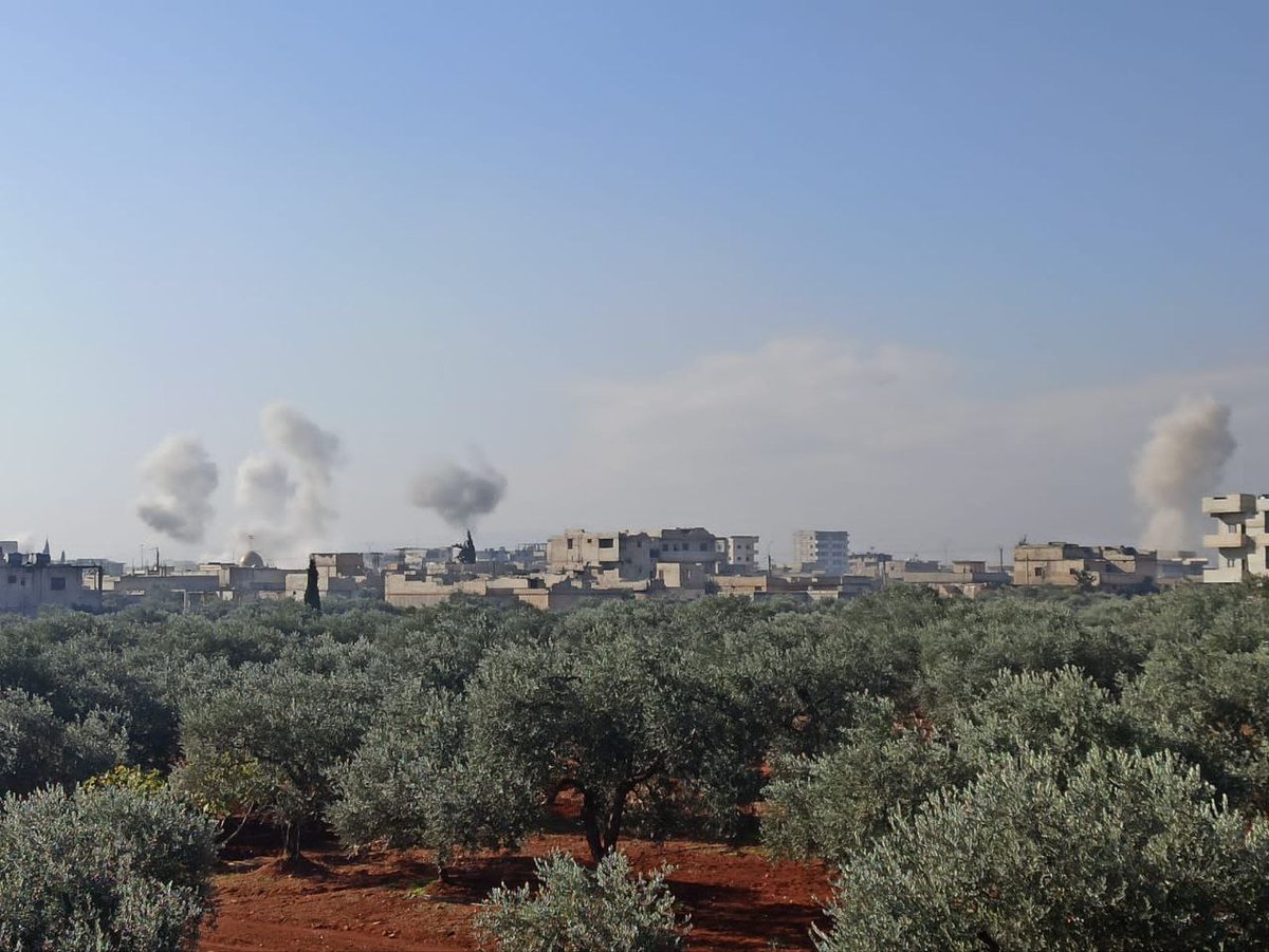 Forças pró-Assad bombardeiam a cidade de Sarmin, na zona rural de Idlib, na Síria, com lançadores de foguetes