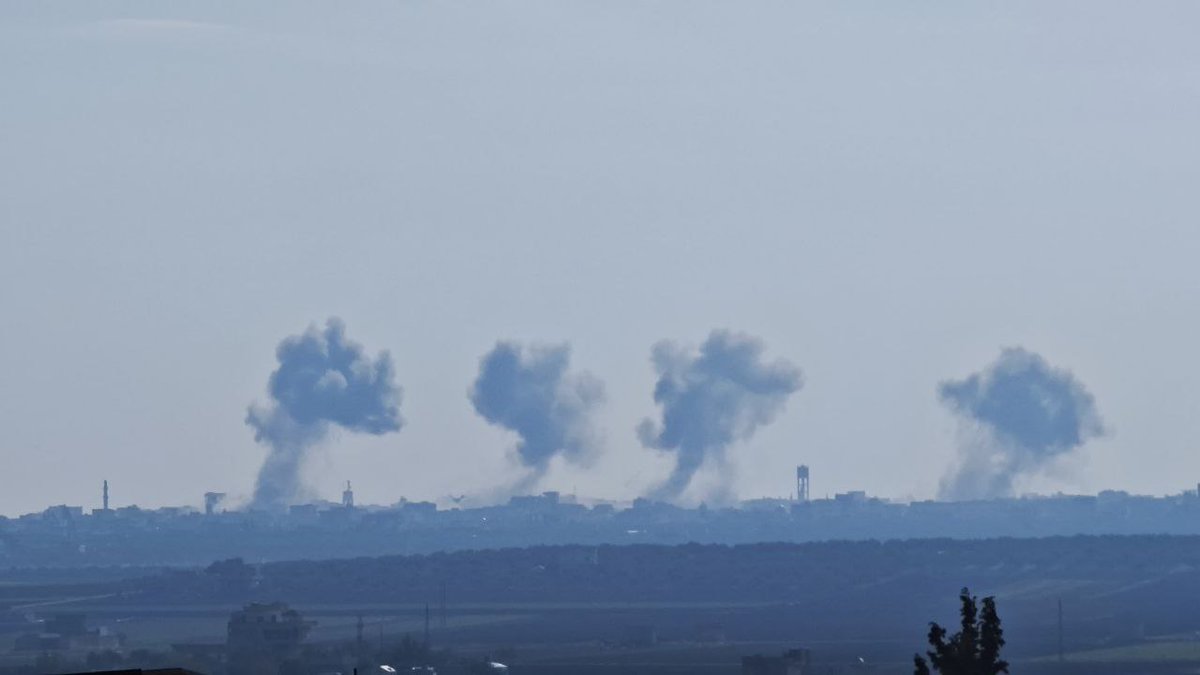 Aviões de guerra e helicópteros das forças pró-Assad bombardeiam a cidade de Sarmin e a cidade de Kafr Battikh, a sudeste de Idlib