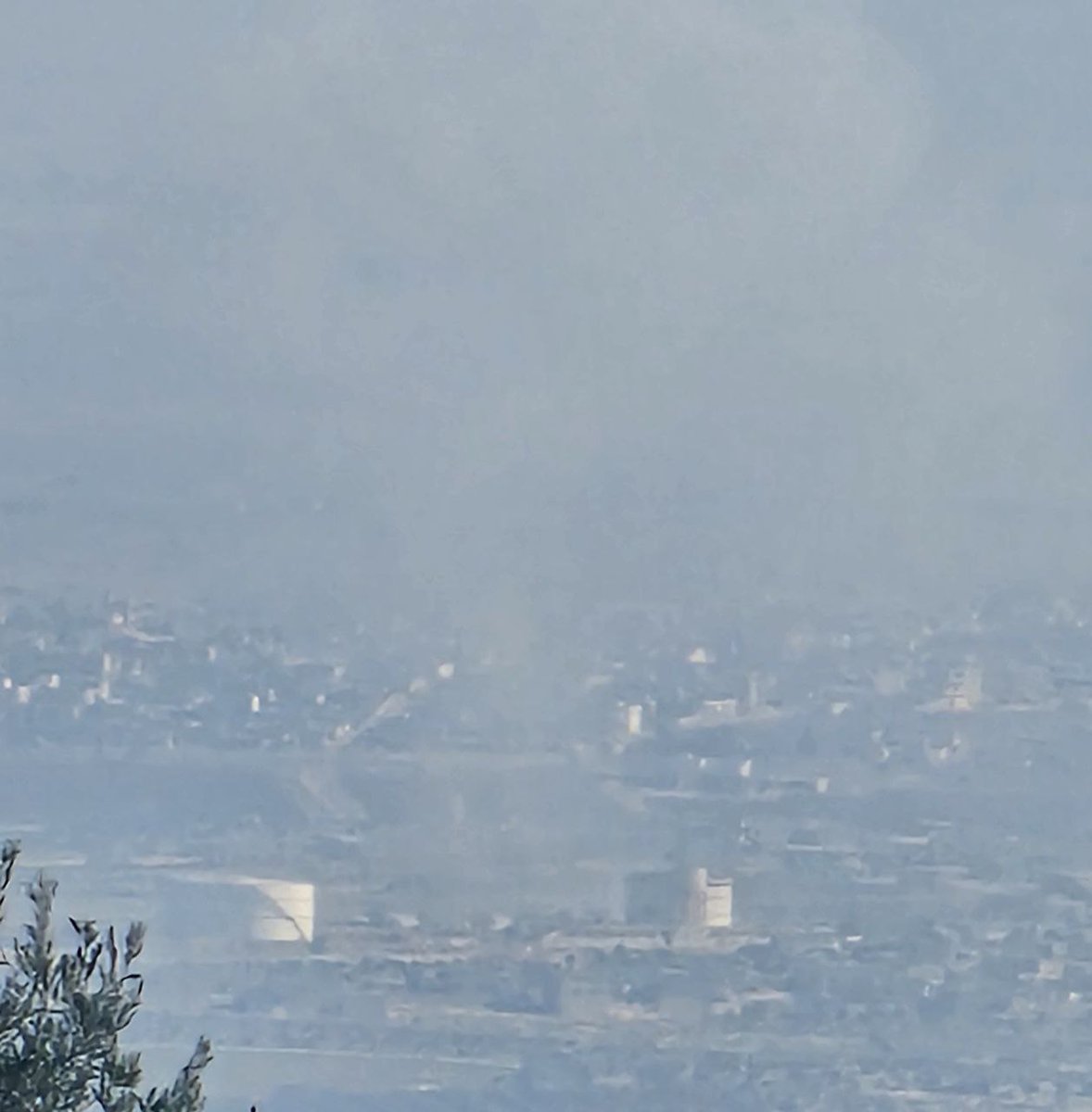 Aviões de guerra e helicópteros das forças pró-Assad bombardeiam a cidade de Sarmin e a cidade de Kafr Battikh, a sudeste de Idlib