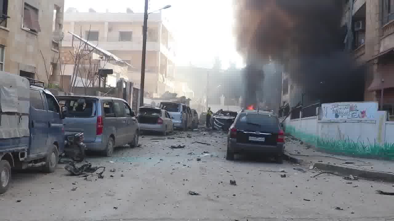 Pro-Esad güçlerinin bugün İdlib şehrindeki yerleşim bölgelerine düzenlediği hava saldırılarından sonraki görüntüler. Saldırıda bir kadın da dahil olmak üzere dört sivil hayatını kaybetti ve 25 çocuk ve 16 kadın da dahil olmak üzere 54 kişi yaralandı. Saldırılar ayrıca yangınlara da neden oldu