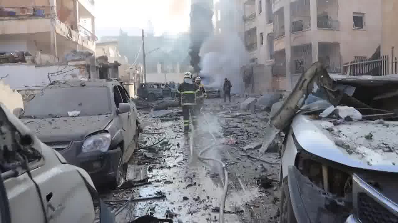 Pro-Esad güçlerinin bugün İdlib şehrindeki yerleşim bölgelerine düzenlediği hava saldırılarından sonraki görüntüler. Saldırıda bir kadın da dahil olmak üzere dört sivil hayatını kaybetti ve 25 çocuk ve 16 kadın da dahil olmak üzere 54 kişi yaralandı. Saldırılar ayrıca yangınlara da neden oldu