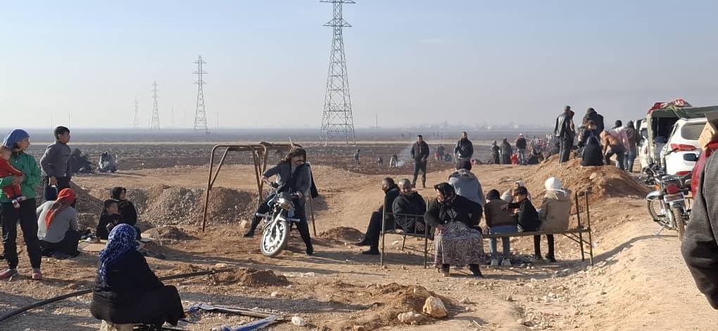 Tel Rifat: Tens of thousands of people are still waiting for a corridor to be opened. They had to spend the night on the street amid freezing temperatures, no water and no food. These are the IDPs from Afrin who settled in Tal Rifaat fleeing from the invasion of Afrin 