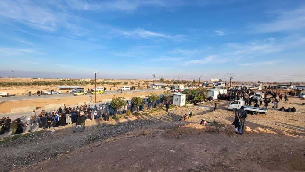 For the second day in a row and under difficult humanitarian conditions, hundreds of civilians are stuck at the Al-Bu Asi crossing, which is affiliated with the SDF militia, west of the city of Tabqa in the western countryside of Raqqa, as the SDF prevented them from entering its areas except with a sponsor.