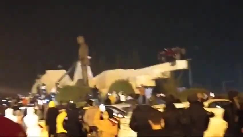 Hafez al-Assad statue toppled at southern entrance to Hama