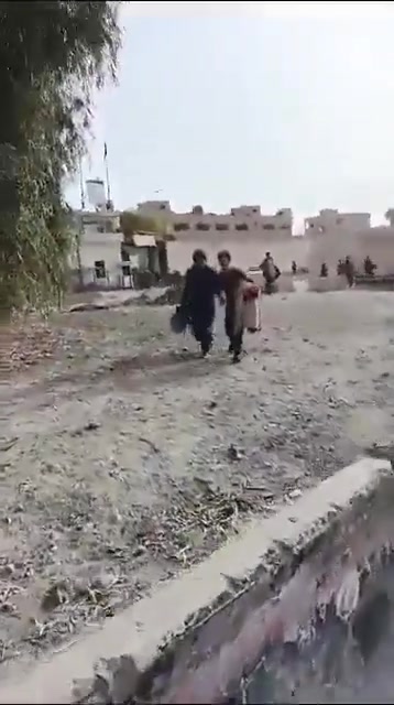 Detainees leave Deir Ezzor central prison after government forces withdraw from city 