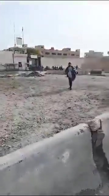 Detainees leave Deir Ezzor central prison after government forces withdraw from city 