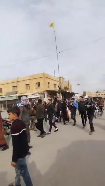 Deir Ezzor residents remove Bashar al-Assad's pictures after expelling government elements