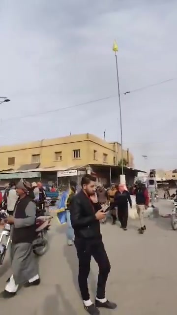 Deir Ezzor residents remove Bashar al-Assad's pictures after expelling government elements