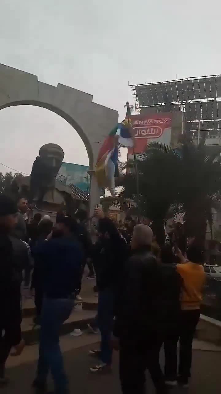 Hafez al-Assad statue toppled in Jaramana, Damascus countryside