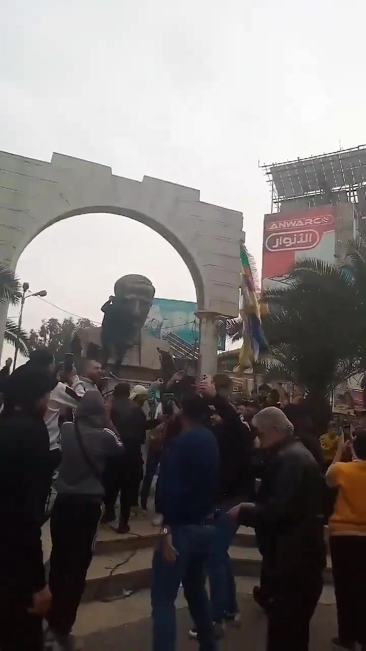 Hafez al-Assad statue toppled in Jaramana, Damascus countryside