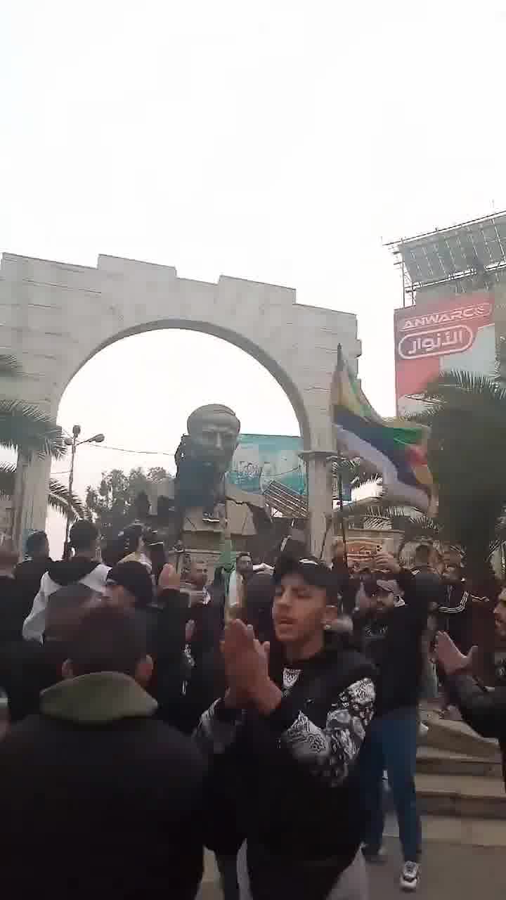 Hafez al-Assad statue toppled in Jaramana, Damascus countryside