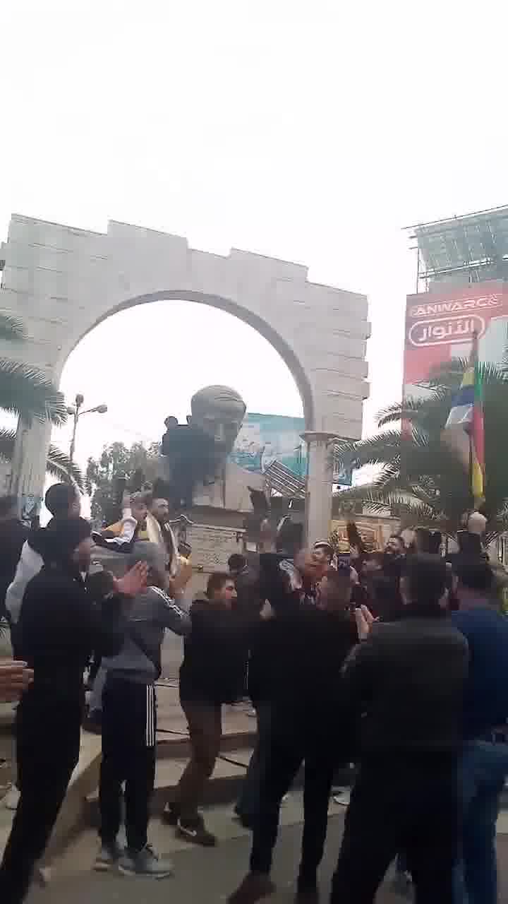 Hafez al-Assad statue toppled in Jaramana, Damascus countryside