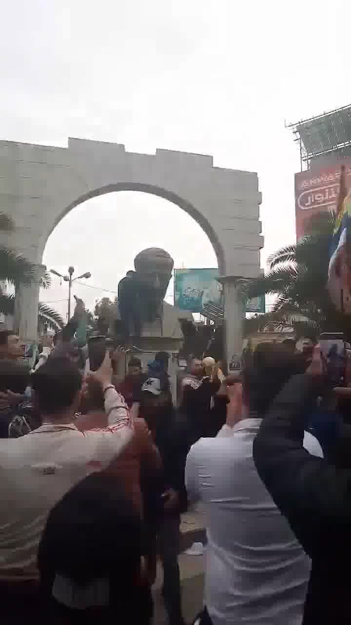 Hafez al-Assad statue toppled in Jaramana, Damascus countryside