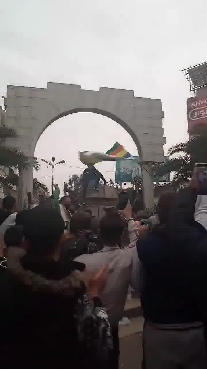 Hafez al-Assad statue toppled in Jaramana, Damascus countryside