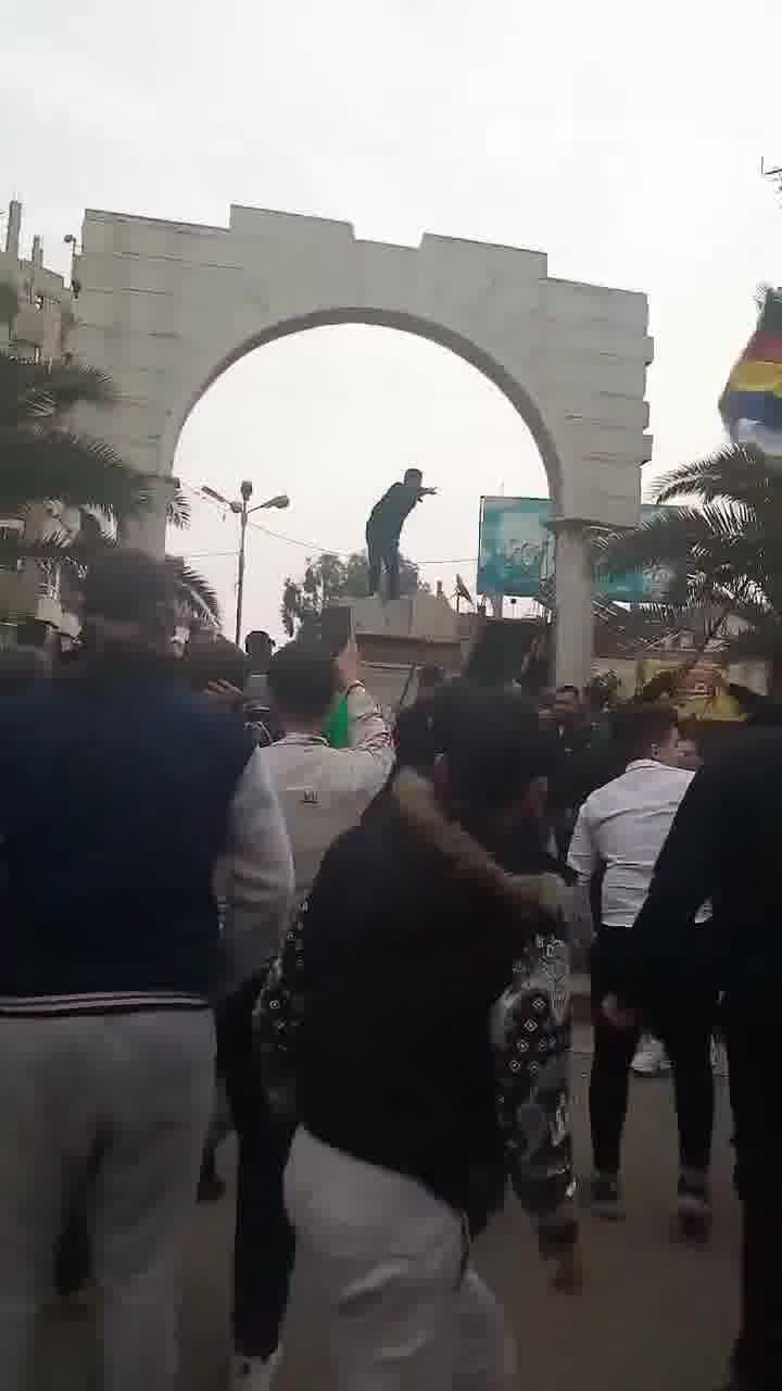 Hafez al-Assad statue toppled in Jaramana, Damascus countryside