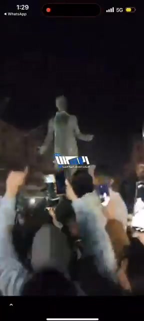 Der Moment der Zerstörung der Statue von Hafez al-Assad im Herzen der Stadt Homs