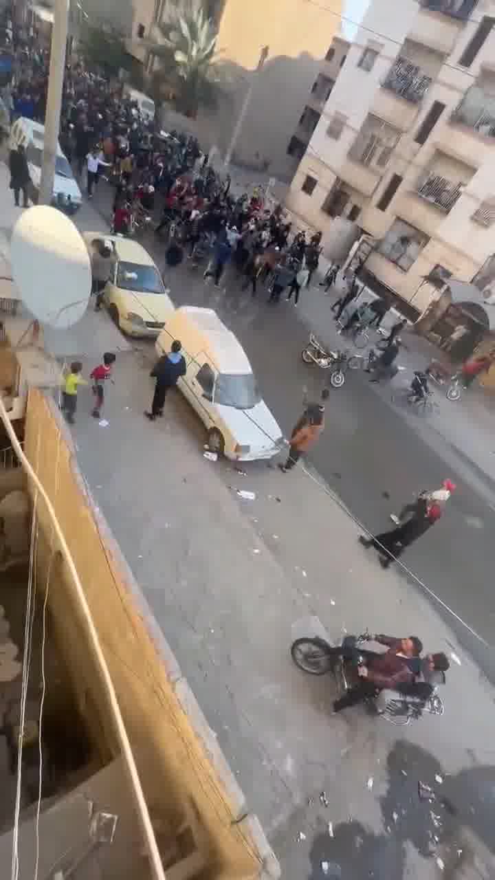 Deir Ezzor: Protesters chant against SDF: The people want the FSA to enter