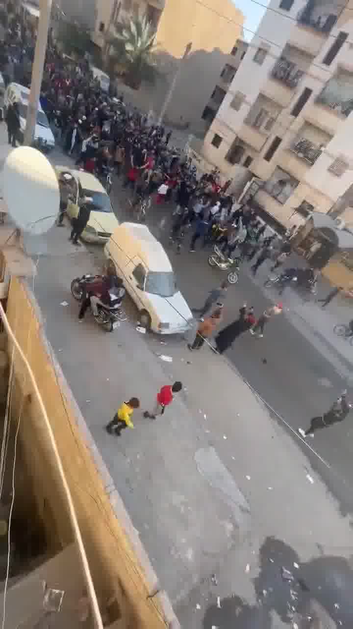 Deir Ezzor: Protesters chant against SDF: The people want the FSA to enter