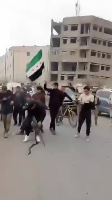 Kurdish sources claim that they are not behind shooting protesters in Raqqa and post this video to demonstrate that someone amongst the protesters is holding a PKC machine gun shooting