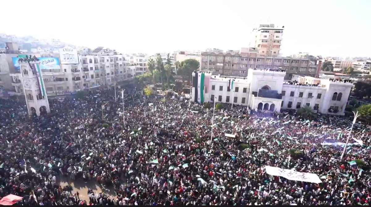 Demonstracja na placu Al-Asi w mieście Hama