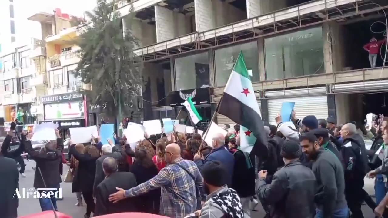 In de straten van de stad Sweida vond een demonstratie plaats. De demonstranten verwierpen wat ze de recycling van politieke en religieuze leiders noemden die verbonden waren met het gevallen regime. Ze bevestigden dat deze symbolen niet de leiding zullen nemen in de volgende fase.