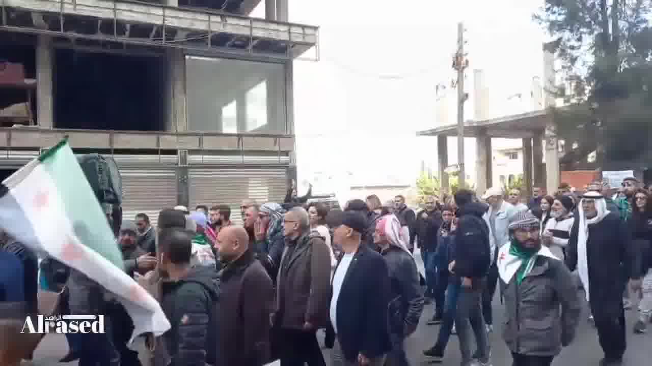 In de straten van de stad Sweida vond een demonstratie plaats. De demonstranten verwierpen wat ze de recycling van politieke en religieuze leiders noemden die verbonden waren met het gevallen regime. Ze bevestigden dat deze symbolen niet de leiding zullen nemen in de volgende fase.