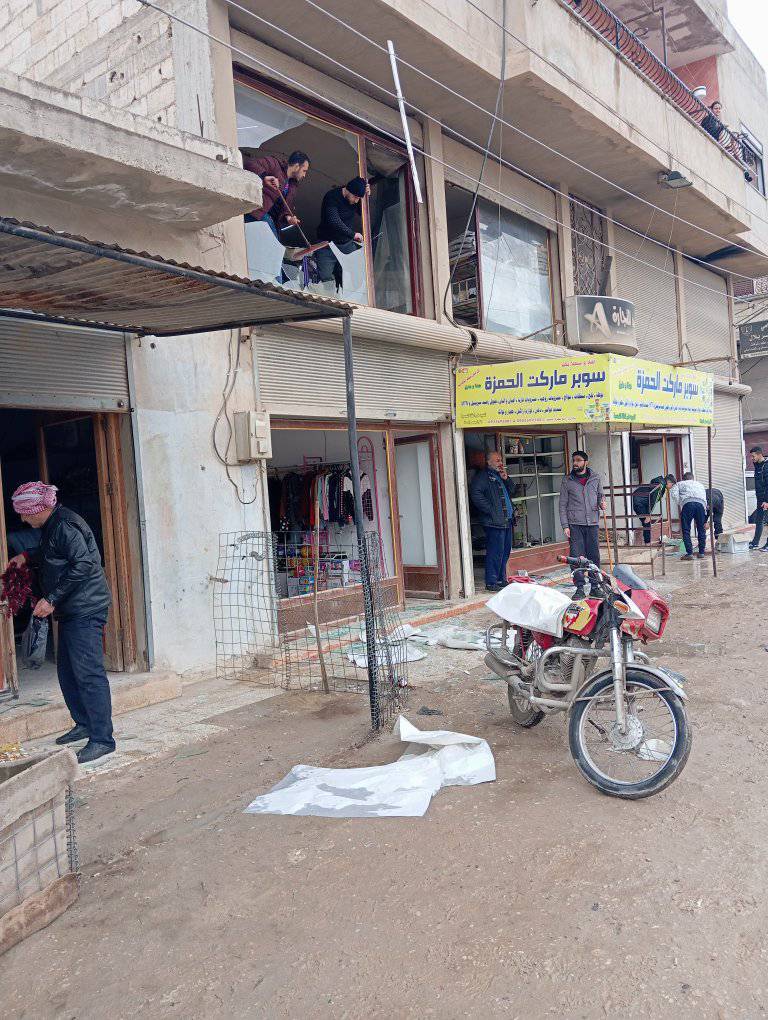 Today an explosion was provoked by people cutting old air defense missiles (to recover and sell parts) in Homs-city, damaging several buildings.