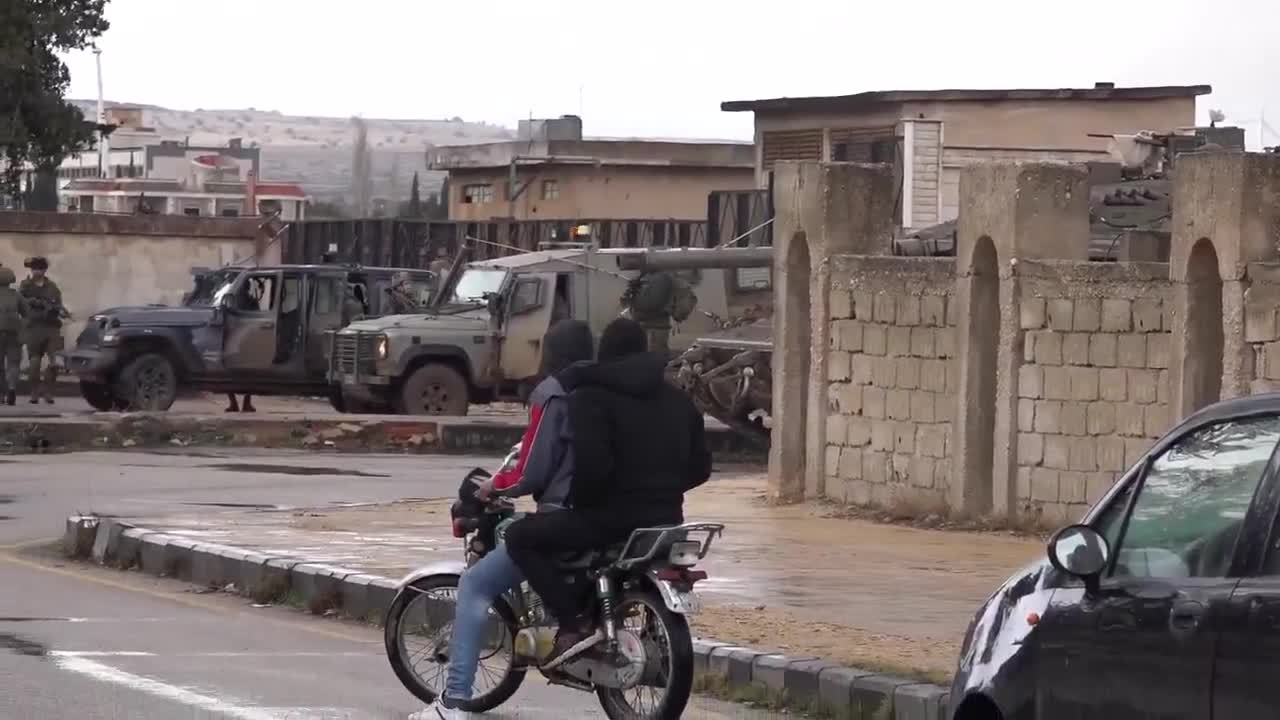 Israeli army troops operating in southern Syria reportedly advanced into the town of Madinat al-Baath in the Quneitra Governorate. Local Syrian media outlets say that Israeli forces entered several government buildings in the town to search them