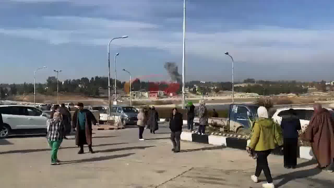 Er zijn nieuwe luchtaanvallen gemeld nabij de Tishrin-dam en de demonstranten arriveren bij de dam